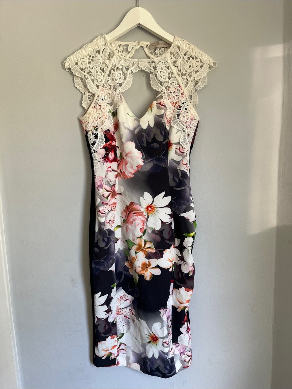 Sexy fitted midi floral dress with lace details